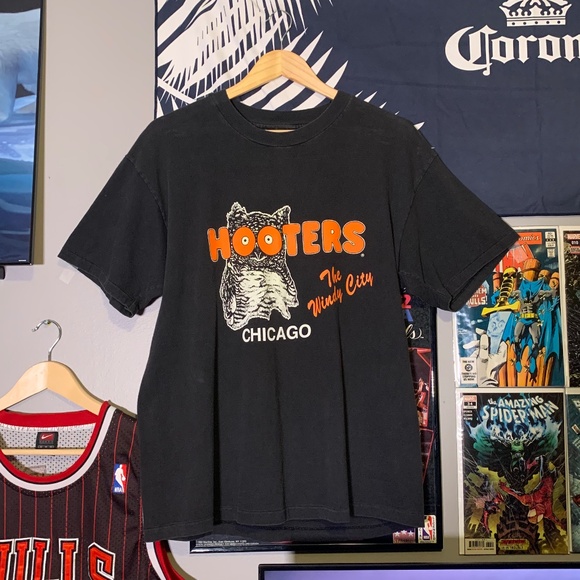Vintage Hooters Chicago "The Windy City" T-shirt - Picture 1 of 5